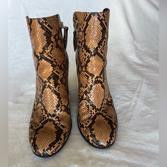 KENNETH COLE
Block Heel Zip-Up Booties - Picture 1 of 7